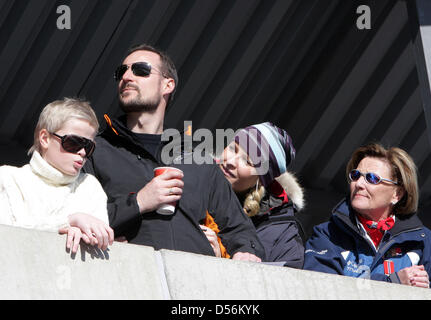 Le Prince Héritier Haakon (2l), la princesse héritière Mette-Marit, Marius (fils de la princesse Mette-Marit) et de la reine Sonja (r) d'assister à d'autres membres de la famille royale norvégienne la Coupe du monde nordique près de Holmenkollen à Oslo, Norvège, 14 mars 2010. Le saut à ski de Holmenkollen Hill est le plus récent dans le monde. La Coupe du Monde auront lieu à la nouvelle arène Holmenkollen près d'Oslo le 13 mars u Banque D'Images