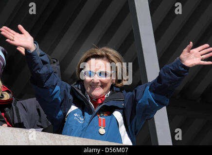 La Reine Sonja de Norvège participe avec d'autres membres de la famille royale norvégienne la Coupe du monde nordique près de Holmenkollen à Oslo, Norvège, 14 mars 2010. Le saut à ski de Holmenkollen Hill est le plus récent dans le monde. La Coupe du Monde auront lieu à la nouvelle arène Holmenkollen près d'Oslo le 13 mars jusqu'au 14 mars 2010. Photo : Albert Nieboer (Pays-Bas) Banque D'Images