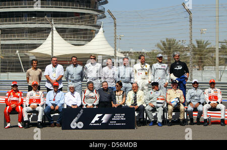 Une photo de groupe avec tous les Champions du Monde de Formule Un deuxième rangée (l-r) : Alain Prost, Alain Jones, Nigel Mansell, Mika Hakkinen, Jacques Villeneuve, Keke Rosberg, Jody Scheckter, Michael Schumacher et Damon Hill ; première rangée (l-r) : Fernando Alonso, Jenson Button, Niki Lauda, patron de F1 Bernie Ecclestone, Mario Andretti, patron de la FIA Jean Todt et son épouse Michelle Yeoh, Sir Jack Brabham, Jackie Banque D'Images