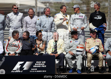 Une photo de groupe avec tous les Champions du Monde de Formule Un deuxième rangée (l-r) : Mika Hakkinen, Jacques Villeneuve, Keke Rosberg, Jody Scheckter, Michael Schumacher et Damon Hill ; première rangée (l-r) : Mario Andretti, patron de la FIA Jean Todt et son épouse Michelle Yeoh, Sir Jack Brabham, Jackie Stewart, John Surtees, Emerson Fittipaldi et Lewis Hamilton en marge du Grand Prix de Bahreïn au th Banque D'Images