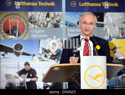 Peter Jansen, directeur financier de Lufthansa Technik, parle à un équilibre conférence de presse à Hambourg, Allemagne, 17 mars 2010. Le chiffre d'affaires a diminué de 6,6  % à 4,0 milliards d'euros, le résultat d'exploitation progresse de 5,7  % à 316 millions d'euros. Photo : MAURIZIO GAMBARINI Banque D'Images