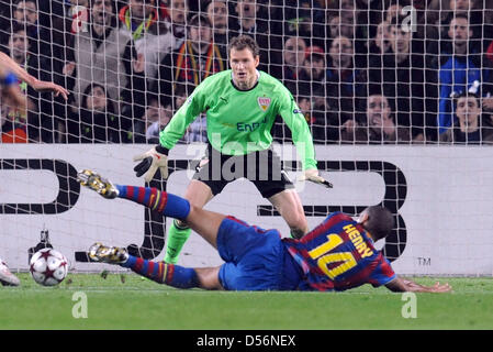 Le gardien de Stuttgart Jens Lehmann (retour) montres Barcelone, Thierry Henry lors de la Ligue des Champions de la dernière ronde de 16 deuxième match de jambe entre côté espagnol le FC Barcelone et le club allemand de Bundesliga le VfB Stuttgart au stade Camp Nou à Barcelone, Espagne, 17 mars 2010. Barcelone a battu Stuttgart 4-0. Photo : Bernd Weissbrod Banque D'Images