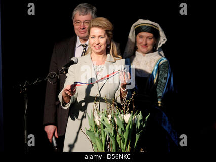 La première dame russe Svetlana Medvedeva (avant) assiste à l'ouverture de la saison de l'exposition internationale de fleurs à Keukenhof 'De' en Lisse, Pays-Bas, 17 mars 2010. Le thème de l'exposition de cette année est 'From Russia with Love'. Photo : Patrick van Katwijk Banque D'Images