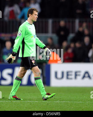 Le gardien de Stuttgart Jens Lehmann quitte le terrain après la Ligue des Champions de la dernière ronde de 16 deuxième match de jambe entre côté espagnol le FC Barcelone et le club allemand de Bundesliga le VfB Stuttgart au stade Camp Nou à Barcelone, Espagne, 17 mars 2010. Barcelone a battu Stuttgart 4-0. Photo : Bernd Weissbrod Banque D'Images