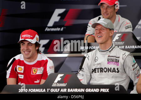 Pilote de Formule 1 espagnol Fernando Alonso de la Scuderia Ferrari (L) et l'Allemand Michael Schumacher de Mercedes GP (R) au cours d'une conférence de presse à Bahreïn International circuit de Sakhir, à Bahreïn, le 11 mars 2010. Photo : Jens Buettner Banque D'Images