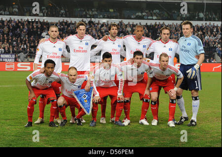 Hambourg, équipe de départ pose en avant de l'UEFA Europa League round de 16 deuxième match de jambe le RSC Anderlecht vs Hambourg SV à Constant-Vanden Stock stadium à Bruxelles, Belgique, 18 mars 2010. (Première rangée L-R) Mladen Petric, Marcell Jansen, Ruud van Nistelrooy, Jérôme Boateng, Joris Mathijsen, Frank Rost, (rangée du bas de gauche à droite) Ze Roberto, David Jarolim, Tomas Rincon, Tunay Torun et Dav Banque D'Images