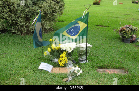 Vue sur la tombe de légende de la Formule 1 Brésilien Ayrton Senna en Sao Paulo, SP, Brésil, 17 mars 2010. Ayrton Senna aurait fêté son 50e anniversaire le 21 mars 2010. Il est mort il y a 16 ans dans un tragique accident au cours GP de Saint-Marin à Imola, lorsqu'il s'est écrasé avec 217 km/h dans le mur de Tamburello tour. Sa mort a provoqué choc et effroi tout le Brésil et parmi les fans de sport automobile Banque D'Images