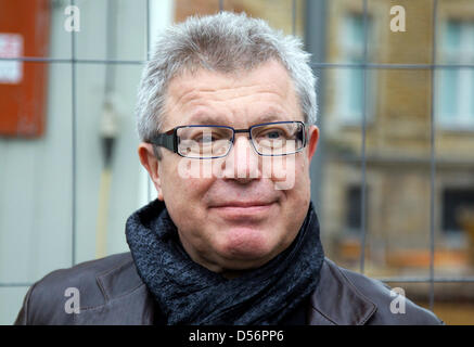 La star américaine architecte Daniel Libeskind sourire alors qu'il visite Felix Nussbaum Maison à Osnabrück, Allemagne, 19 mars 2010. Libeskind a conçu le Felix Nussbaum House qui a été ouvert en 1998. Le musée abrite une grande partie de l'oeuvre du peintre allemand né en 1904 à Osnabrück ank 1944 tués par les Nazis à Auschwitz. Photo : Friso Gentsch Banque D'Images