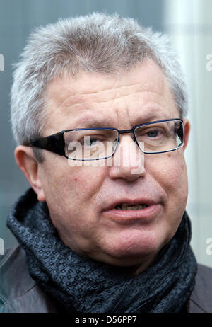 La star américaine architecte Daniel Libeskind sourire alors qu'il visite Felix Nussbaum Maison à Osnabrück, Allemagne, 19 mars 2010. Libeskind a conçu le Felix Nussbaum House qui a été ouvert en 1998. Le musée abrite une grande partie de l'oeuvre du peintre allemand né en 1904 à Osnabrück ank 1944 tués par les Nazis à Auschwitz. Photo : Friso Gentsch Banque D'Images