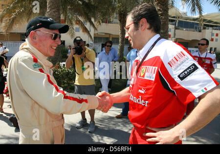 L'ancien Champion du Monde de Formule 1 John Surtees (L) parle avec l'équipe Ferrari Stefano Domenicali patron en marge du Grand Prix de Bahreïn à la piste de course de Sakhir, à Bahreïn, le 14 mars 2010. Photo : Jens Buettner Banque D'Images