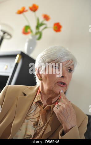 Actrice Herta Staal Allemand-autrichien représentée dans sa maison à Munich, Allemagne, 22 mars 2010. Staal a été un succès de théâtre, de comédie musicale et d'actrice dans les années 1950 avant de Johannes Heesters acteur lui a permis de changer de rôles tragiques. Staal résidant à Munich et célèbre ses 80 ans le 29 mars 2010- Photo : Andreas Gebert Banque D'Images