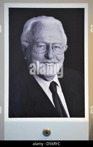 Un portrait de Wolfgang Wagner décédé se tient à côté d'un livre de condoléances à Bayreuth, Allemagne, 24 mars 2010. L'ancien directeur du Festival de Bayreuth, Wolfgang Wagner, décédé à l'âge de 90 le 21 mars 2010. Le Festival de Bayreuth un événement commémoratif officiel des plans pour le 11 avril 2010. Photo : DAVID EBENER Banque D'Images