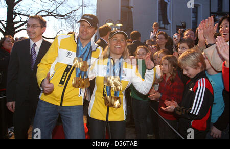 L'allemand cinq fois champion paralympique Verena Bentele (R) et son aide Thomas Friedrich (C) sont accueillis par le Maire Bruno Walter Tettnang (L) et la ville de Tettenang, Allemagne, 24 mars 2010. Bentele et Friedrich a remporté cinq médailles d'or à la 2010 Jeux paralympiques d'hiver de Vancouver en ski de fond et biathlon. Photo : Karl-Josef Opim Banque D'Images