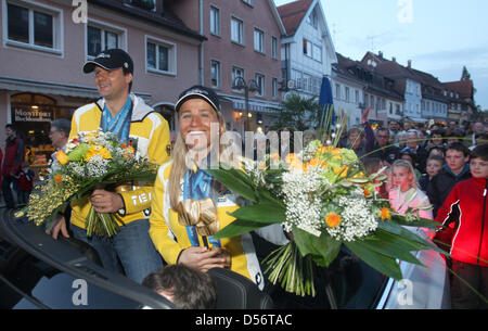 L'allemand cinq fois champion paralympique Verena Bentele (R) et son aide Thomas Friedrich (L) sont accueillis par la ville de Tettenang, Allemagne, 24 mars 2010. Bentele et Friedrich a remporté cinq médailles d'or à la 2010 Jeux paralympiques d'hiver de Vancouver en ski de fond et biathlon. Photo : Karl-Josef Opim Banque D'Images