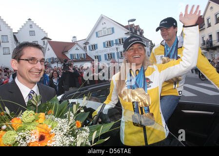 L'allemand cinq fois champion paralympique Verena Bentele (R) et son aide Thomas Friedrich (R) sont accueillis par le Maire Bruno Walter Tettnang (L) et de l'accueilli par la ville de Tettenang, Allemagne, 24 mars 2010. Bentele et Friedrich a remporté cinq médailles d'or à la 2010 Jeux paralympiques d'hiver de Vancouver en ski de fond et biathlon. Photo : Karl-Josef Opim Banque D'Images