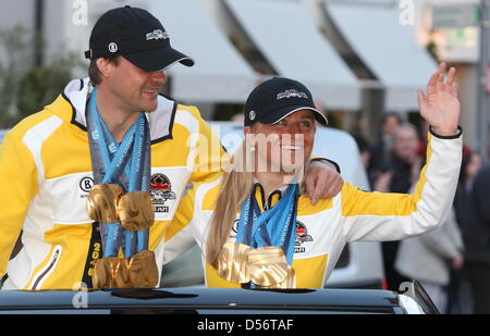 L'allemand cinq fois champion paralympique Verena Bentele (R) et son aide Thomas Friedrich (L) sont accueillis par la ville de Tettenang, Allemagne, 24 mars 2010. Bentele et Friedrich a remporté cinq médailles d'or à la 2010 Jeux paralympiques d'hiver de Vancouver en ski de fond et biathlon. Photo : Karl-Josef Opim Banque D'Images