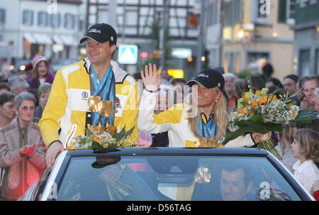 L'allemand cinq fois champion paralympique Verena Bentele (R) et son aide Thomas Friedrich (L) sont accueillis par la ville de Tettenang, Allemagne, 24 mars 2010. Bentele et Friedrich a remporté cinq médailles d'or à la 2010 Jeux paralympiques d'hiver de Vancouver en ski de fond et biathlon. Photo : Karl-Josef Opim Banque D'Images