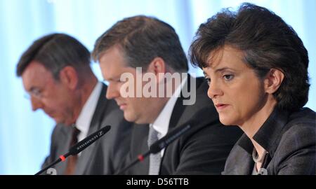 Manuela mieux (R), présidente intérimaire du prêteur hypothécaire nationalisée Hypo Real Estate (HRE), le président de la conseil d'superviosry Bernd Thiemann (L) et chef de la direction financière de HRE Alexander von Uslar (C) sur le podium au cours de l'équilibre de l'institut conférence de presse à Munich, Allemagne, 26 mars 2010. Mme mieux succède à l'ancien directeur général de HRE Axel Wieandt, qui avait curieusement resig Banque D'Images