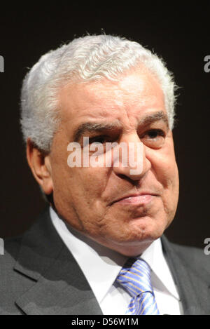 Antiquités de l'Egypte chef Zahi Hawass parle au centre des congrès de Hambourg (CCH) à Hambourg, Allemagne, 26 mars 2010. Hawass a présenté les dernières découvertes sur le Pharaon Toutankhamon les antécédents familiaux ; par conséquent, le père de Toutankhamon est le pharaon Akhénaton. Sa mère qui n'était pas encore clair. Cependant, les scientifiques sont certains qu'il n'était pas l'épouse d'Akhenaton qui était célèbre pour son e Banque D'Images