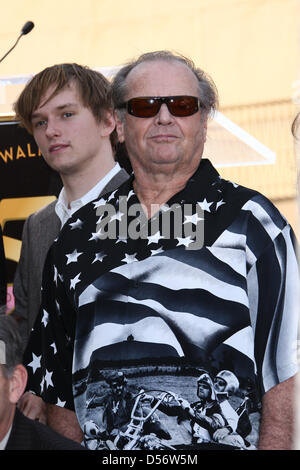 L'acteur américain Jack Nicholson (avant) et Dennis Hopper's fils Henry à la cérémonie organisée pour Dennis Hopper's étoile sur le Hollywood Walk of Fame à Los Angeles, USA, 26 mars 2010. Photo : Hubert Boesl Banque D'Images