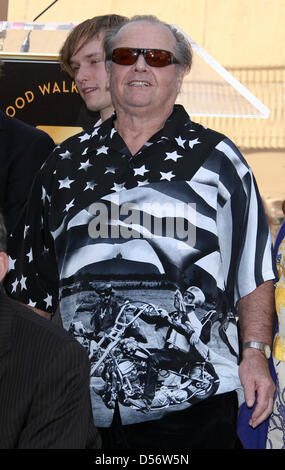 L'acteur américain Jack Nicholson (avant) et Dennis Hopper's fils Henry à la cérémonie organisée pour Dennis Hopper's étoile sur le Hollywood Walk of Fame à Los Angeles, USA, 26 mars 2010. Photo : Hubert Boesl Banque D'Images