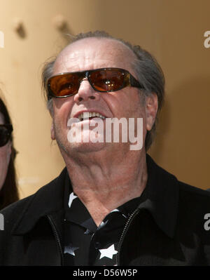 L'acteur américain Jack Nicholson (avant) et Dennis Hopper's fils Henry à la cérémonie organisée pour Dennis Hopper's étoile sur le Hollywood Walk of Fame à Los Angeles, USA, 26 mars 2010. Photo : Hubert Boesl Banque D'Images