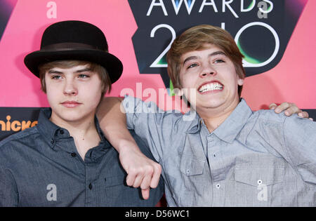 Acteurs et twins Sprouse Cole et Dylan Sprouse arrivent à Nickelodeon's 23rd Annual Kids' Choice Awards qui a eu lieu à l'UCLA's Pauley Pavilion à Los Angeles, USA, 27 mars 2010. Le coin des enfants top des choix dans la télévision, les films, la musique et les sports ont été révélés par les cases qui avait tout d'un animal vivant, d'une main humaine, et bien sûr l'homme gonflable slime. Photo : Hubert Boesl Banque D'Images