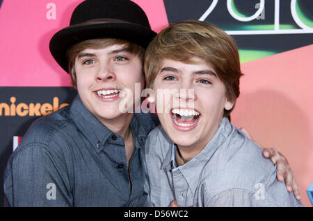 Acteurs et twins Sprouse Cole et Dylan Sprouse arrivent à Nickelodeon's 23rd Annual Kids' Choice Awards qui a eu lieu à l'UCLA's Pauley Pavilion à Los Angeles, USA, 27 mars 2010. Le coin des enfants top des choix dans la télévision, les films, la musique et les sports ont été révélés par les cases qui avait tout d'un animal vivant, d'une main humaine, et bien sûr l'homme gonflable slime. Photo : Hubert Boesl Banque D'Images