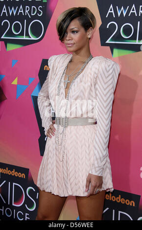 Singer Rihanna arrive au 23e Congrès annuel du Nickelodeon Kids' Choice Awards qui a eu lieu à l'UCLA's Pauley Pavilion à Los Angeles, USA, 27 mars 2010. Le coin des enfants top des choix dans la télévision, les films, la musique et les sports ont été révélés par les cases qui avait tout d'un animal vivant, d'une main humaine, et bien sûr l'homme gonflable slime. Photo : Hubert Boesl Banque D'Images