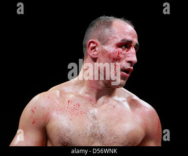 Un boxeur poids moyen super sanglant Arthur Abraham de l'Allemagne dans la ronde 8 contre Andre Dirrell au Super Six World Boxing Classic à la Joe Louis Arena de Detroit, Michigan, USA, le 27 mars 2010. Photo : Jeff Kowalsky Banque D'Images