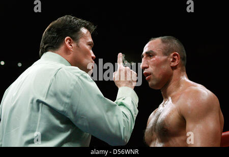 Boxer Arthur Abraham Super poids moyens (R) de l'Allemagne est disqualifié par l'arbitre Laurence Cole après il a frappé Andre Dirrell tandis qu'il était vers le bas pendant le 11ème tour du Super Six World Boxing Classic à la Joe Louis Arena de Detroit, Michigan, USA, le 27 mars 2010. Photo : Jeff Kowalsky Banque D'Images