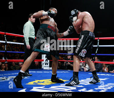 Boxer Andre Dirrell Super poids moyens (L) se bat Arthur Abraham de l'Allemagne dans le sixième tour au Super Six World Boxing Classic à la Joe Louis Arena de Detroit, Michigan, USA, le 27 mars 2010. Abraham a été disqualifié dans le 11e tour pour frapper Dirrell lorsqu'il a été vers le bas. Photo : Jeff Kowalsky Banque D'Images