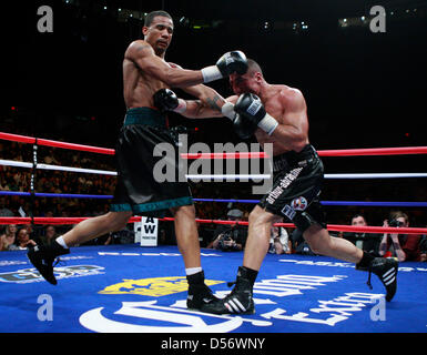 Boxer Andre Dirrell Super poids moyens (L) se bat Arthur Abraham de l'Allemagne dans le sixième tour au Super Six World Boxing Classic à la Joe Louis Arena de Detroit, Michigan, USA, le 27 mars 2010. Abraham a été disqualifié dans le 11e tour pour frapper Dirrell lorsqu'il a été vers le bas. Photo : Jeff Kowalsky Banque D'Images