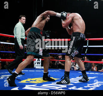 Boxer Andre Dirrell Super poids moyens (L) se bat Arthur Abraham de l'Allemagne dans le sixième tour au Super Six World Boxing Classic à la Joe Louis Arena de Detroit, Michigan, USA, le 27 mars 2010. Abraham a été disqualifié dans le 11e tour pour frapper Dirrell lorsqu'il a été vers le bas. Photo : Jeff Kowalsky Banque D'Images