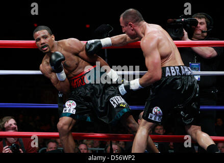 Boxer Andre Dirrell Super poids moyens (L) se bat Arthur Abraham de l'Allemagne dans le sixième tour au Super Six World Boxing Classic à la Joe Louis Arena de Detroit, Michigan, USA, le 27 mars 2010. Abraham a été disqualifié dans le 11e tour pour frapper Dirrell lorsqu'il a été vers le bas. Photo : Jeff Kowalsky Banque D'Images