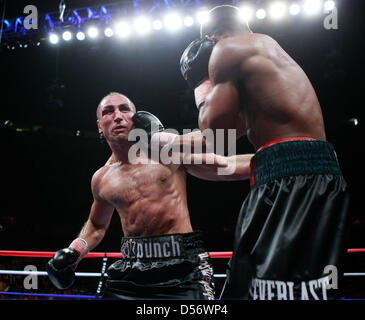 Boxer Andre Dirrell Super poids moyens (R) se bat Arthur Abraham de l'Allemagne dans le sixième tour au Super Six World Boxing Classic à la Joe Louis Arena de Detroit, Michigan, USA, le 27 mars 2010. Abraham a été disqualifié dans le 11e tour pour frapper Dirrell lorsqu'il a été vers le bas. Photo : Jeff Kowalsky Banque D'Images