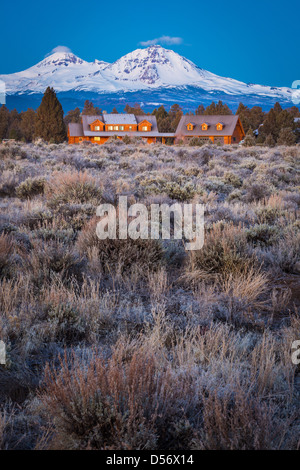 Ranch et la Sœur du Sud et du Nord de l'Oregon en pics derrière elle Banque D'Images