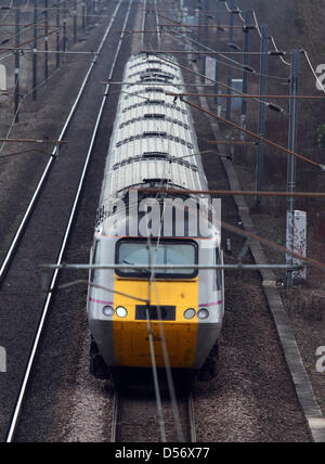 Peterborough (Cambridgeshire, Angleterre. 26 mars 2013. La côte est un train voyage sur la ligne principale de la côte Est, près de Peterborough Cambridgeshire. La franchise de la côte Est devrait être de retour en mains privées dans moins de deux ans après que des plans annoncés aujourd'hui. Le ministère des Transports ont contrôlé depuis novembre 2009 lorsqu'il a été précédemment exécuté par National Express. La côte est s'étend de London Kings Cross à Édimbourg, de continuer vers Inverness et Aberdeen, Ecosse. Pic : Paul Marriott la photographie. Crédit : Paul Marriott / Alamy Live News Banque D'Images