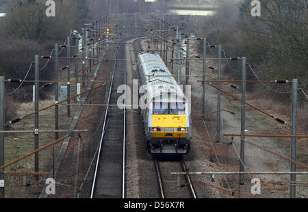 Peterborough (Cambridgeshire, Angleterre. 26 mars 2013. La côte est un train voyage sur la ligne principale de la côte Est, près de Peterborough Cambridgeshire. La franchise de la côte Est devrait être de retour en mains privées dans moins de deux ans après que des plans annoncés aujourd'hui. Le ministère des Transports ont contrôlé depuis novembre 2009 lorsqu'il a été précédemment exécuté par National Express. La côte est s'étend de London Kings Cross à Édimbourg, de continuer vers Inverness et Aberdeen, Ecosse. Pic : Paul Marriott la photographie. Crédit : Paul Marriott / Alamy Live News Banque D'Images