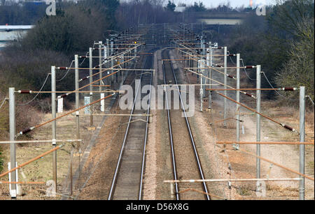 Peterborough (Cambridgeshire, Angleterre. 26 mars 2013. Les lignes électriques sur la ligne principale de la côte Est, près de Peterborough Cambridgeshire. La franchise de la côte Est devrait être de retour en mains privées dans moins de deux ans après que des plans annoncés aujourd'hui. Le ministère des Transports ont contrôlé depuis novembre 2009 lorsqu'il a été précédemment exécuté par National Express. La côte est s'étend de London Kings Cross à Édimbourg, de continuer vers Inverness et Aberdeen, Ecosse. Pic : Paul Marriott la photographie. Crédit : Paul Marriott / Alamy Live News Banque D'Images