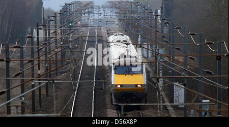 Peterborough (Cambridgeshire, Angleterre. 26 mars 2013. La côte est un train voyage sur la ligne principale de la côte Est, près de Peterborough Cambridgeshire. La franchise de la côte Est devrait être de retour en mains privées dans moins de deux ans après que des plans annoncés aujourd'hui. Le ministère des Transports ont contrôlé depuis novembre 2009 lorsqu'il a été précédemment exécuté par National Express. La côte est s'étend de London Kings Cross à Édimbourg, de continuer vers Inverness et Aberdeen, Ecosse. Pic : Paul Marriott la photographie. Crédit : Paul Marriott / Alamy Live News Banque D'Images