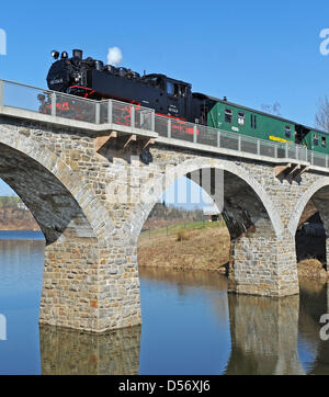 Un train passe sur le pont enjambant le réservoir Malter durant la saison ouverture de la fer Weisseritztalbahn historique près de Münstertal, Saxe, Allemagne, 25 mars 2010. En 2008, le plus ancien de Saxe de fer à voie étroite a repris ses opérations dans l'Freital/Spittal à Dippoldiswalde privé après les inondations ont détruit les pistes dans de nombreuses sections en 2002. En 2009 alltogether 240,000 pe Banque D'Images