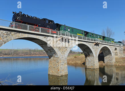 Un train passe sur le pont enjambant le réservoir Malter durant la saison ouverture de la fer Weisseritztalbahn historique près de Münstertal, Saxe, Allemagne, 25 mars 2010. En 2008, le plus ancien de Saxe de fer à voie étroite a repris ses opérations dans l'Freital/Spittal à Dippoldiswalde privé après les inondations ont détruit les pistes dans de nombreuses sections en 2002. En 2009 alltogether 240,000 pe Banque D'Images