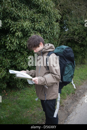 Parution modèle jeune homme hiker lecture de carte Banque D'Images