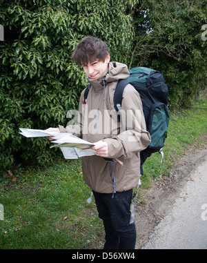 Parution modèle jeune homme hiker lecture de carte Banque D'Images