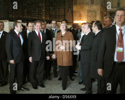 La chancelière allemande Angela Merkel (C) visite de Sainte-sophie à Istanbul, l'Allemagne, 30 mars 2010. Mme Merkel est sur une visite de deux jours en Turquie. Photo : Wolfgang Buechner Banque D'Images