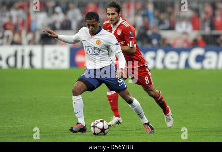 United's Patrice Evra (L) et Munich's Hamit Altintop (R) vie de la balle au cours de la première étape de Ligue des Champions quart de finale match FC Bayern Munich vs Manchester United à l'Allianz Arena de Munich, Allemagne, 30 mars 2010. Bundesliga le Bayern Munich champion record battu English Premier League Manchester United avec 2-1. Photo : Peter Kneffel Banque D'Images