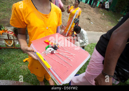 Singapour. 26 mars 2013. Un dévot hindou est titulaire d'un bac avec brochettes utilisé pour les piercings chair au festival de Thaipusam. Le festival de Thaipusam commémore la victoire du bien sur le mal et est célébré par les dévots hindous qui portent le fardeau physique connu comme Kavadi avec porteurs et prendre pour percer leurs joues et langues. Credit : amer ghazzal / Alamy Live News Banque D'Images