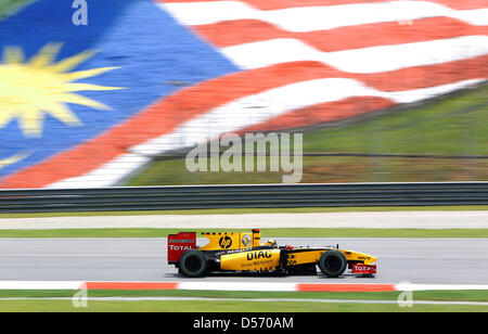 Le Polonais Robert Kubica de Renault F1 au cours de la première session d'essais au circuit de Sepang, près de Kuala Lumpur, Malaisie, 02 avril 2010. Le 2010 Grand Prix de Malaisie de Formule 1 aura lieu le 04 avril. Photo : Jens Buettner Banque D'Images