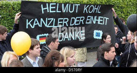 Les membres de l'Union chrétienne des jeunes titulaires d'un transparant en face de la porte d'entrée d'Helmut Kohl's house en Ludwigshafen-Oggersheim, Allemagne, 03 avril 2010. Kohl fête son 80ème anniversaire le 03 avril 2010. Une fête centrale aura lieu à Ludwigshafen, Allemagne, le 05 mai 2010. 1000 invités sont attendus. Photo : Ronald WITTEK Banque D'Images